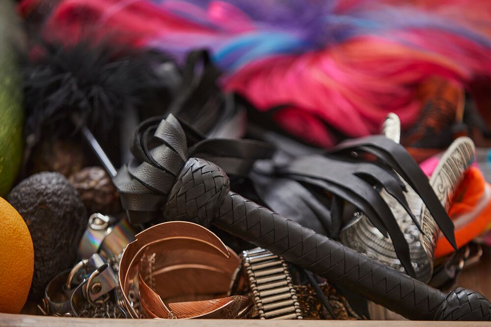 BDSM-Stillleben mit Schmuck, Peitsche