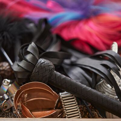 BDSM-Stillleben mit Schmuck, Peitsche